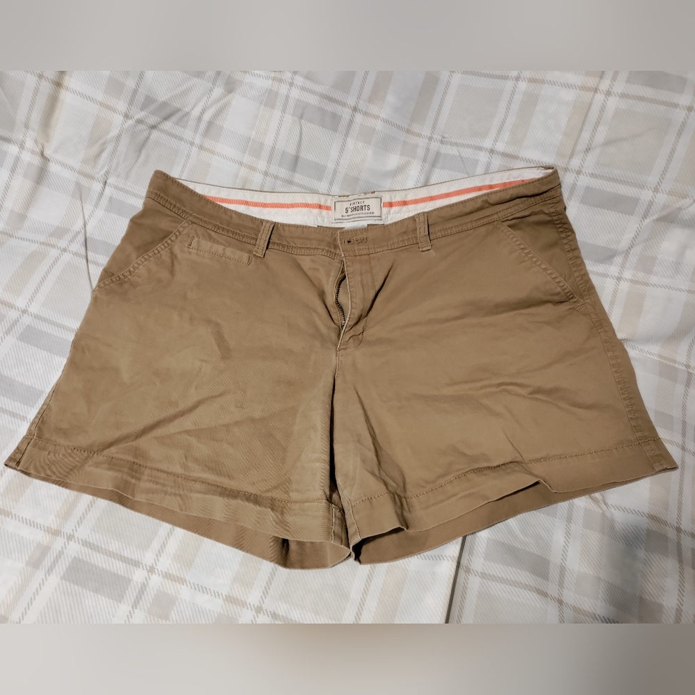 Old Navy 5 inch perfect khaki shorts Size 16